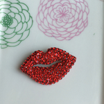 スワロフスキー リップブローチ