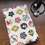 猫家紋の文庫本カバー（白）