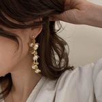 【限定セール￥399】韓国ファッション　フラワー＆パール　ロングピアス　揺れる　アクセサリー　-2095
