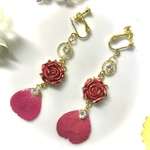 薔薇の花弁を閉じ込めたシックな  イヤリング ★ 【ハンドメイド】不思議なアクセサリーケース付き♪ プレゼント、ギフトにも。