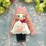 ラブリーナチュラル夢猫ちゃん　ホワイトブラウス、デニムパンツ（ちょうちょブローチ）コーデ　ドールチャーム　猫人形　猫ドール　布人形340