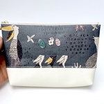 ラミネートとソフトレザーマチありポーチ❣️ハシビロコウ柄グレー　20cmファスナー