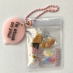 ピンク　キャンディバッグに入ったミニチュアお菓子