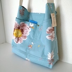 ななめ掛けできるショルダーバッグ（前ポケット、くすみブルー×花柄2)