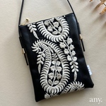 【受注制作🪡】インド刺繍リボンスマホポシェット ペイズリー𓆸 black✨スマホショルダー お散歩ショルダー サコッシュ　再販5