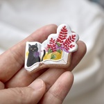 絵本ブローチ《サルビア、黒猫》【手描きイラスト・陶土ブローチ】