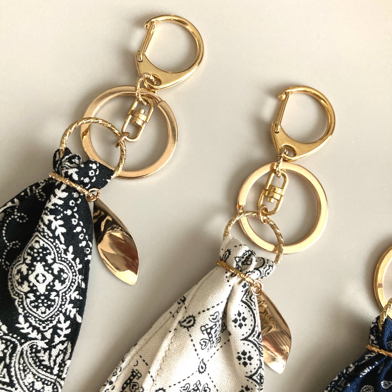 77 タッセルキーホルダー＊フェザータグ付き✨ハンドメイド✨写真が