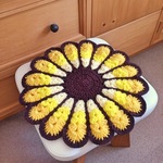 レトロでカラフルなお花円座
