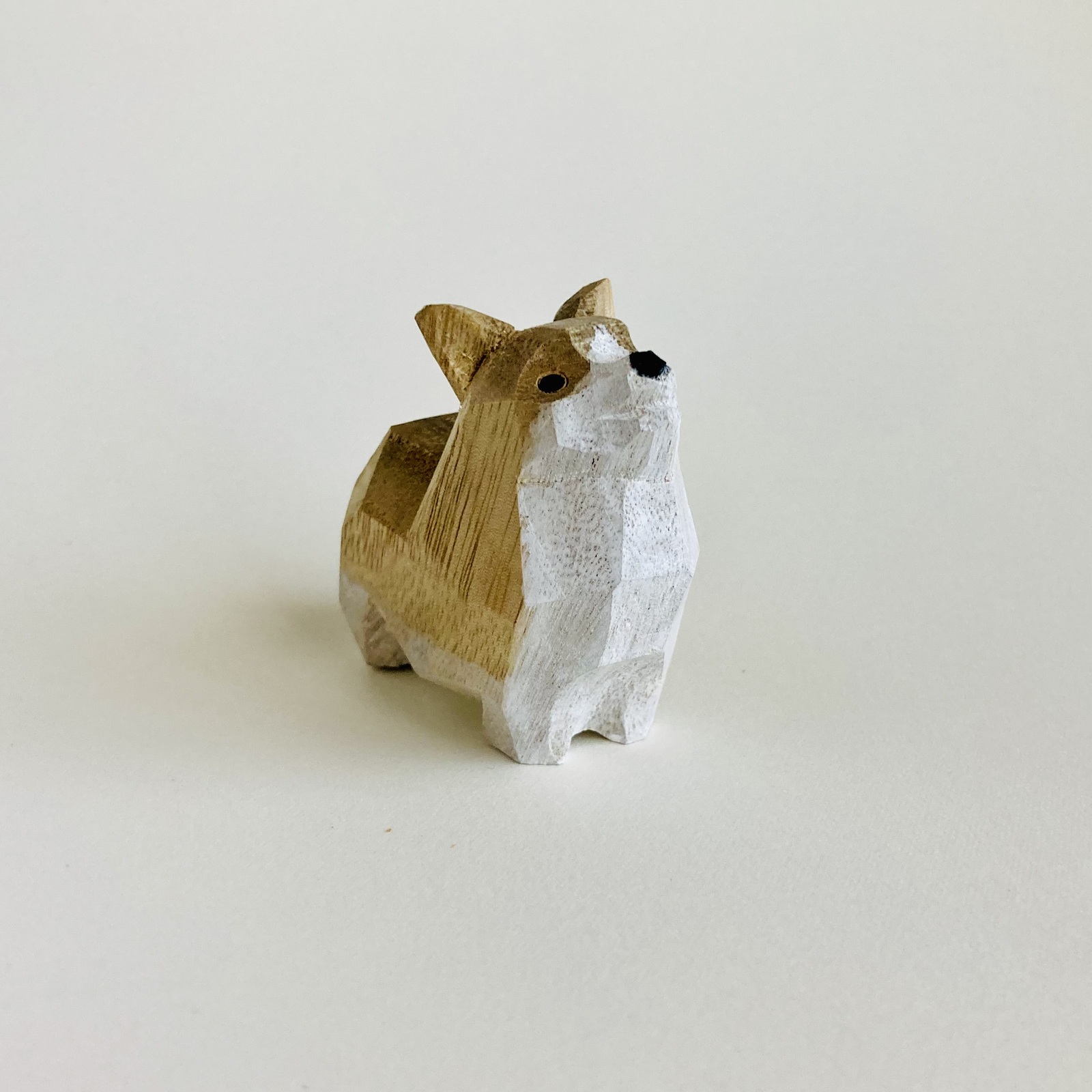 木彫りのコーギー 0135d7e925177cb3413a5ed1a9cdb2