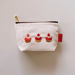 【手刺繍】いちごタルトの刺繍のファスナーポーチ【12cmファスナー】マチ付き