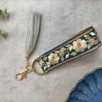 インド刺繍リボンスマホハンドストラップ　タッセル付き　グリーン系　ご褒美　プレゼント　誕生日　母の日　ストラップホルダー　バッグストラップ　カメラストラップ