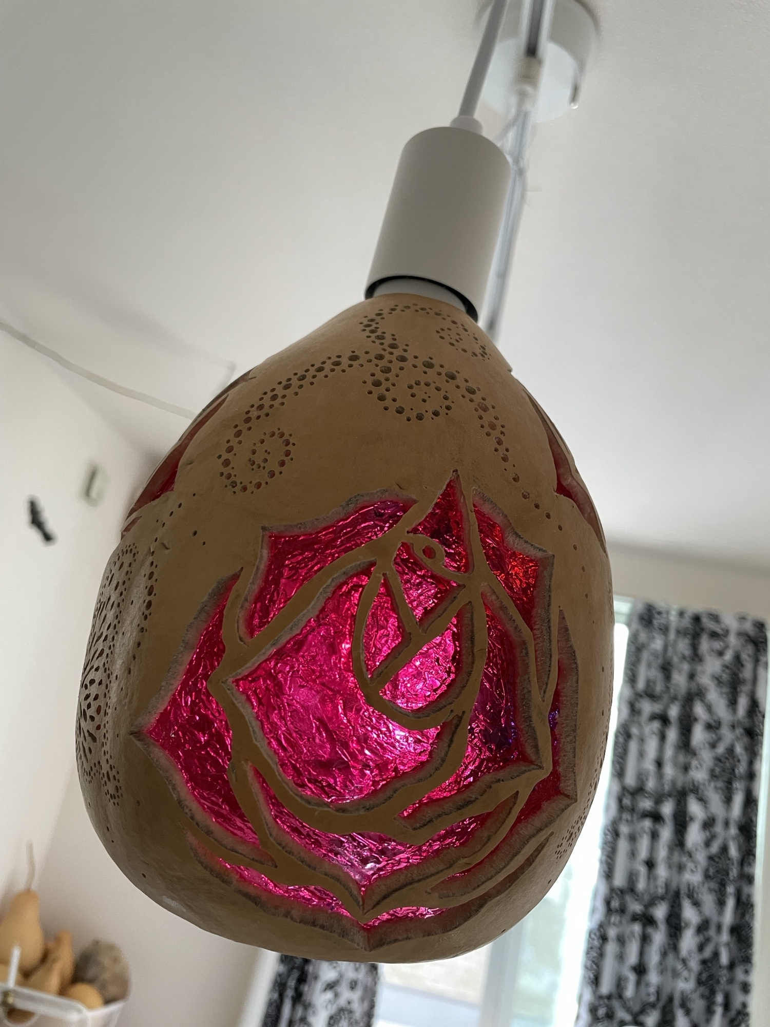 吊り下げ式ひょうたんランプ 薔薇と蝶 - ひょうたんすみじろう | minne