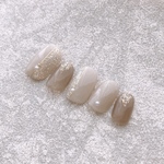 ホワイト × グレージュ♡ ネイル　シアーホワイト　シンプル　上品　ラメ　ブライダル　大人可愛い　nail design 美甲