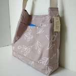 ななめ掛けできるショルダーバッグ（前ポケット、くすみピンク×チューリップ)