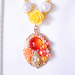 カシスオレンジのネックレス レジン 薔薇 パール ビジュー オレンジ色