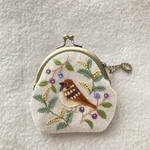 コットンリネンと羊毛のすずめと野の花刺繍のがま口7