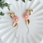 【イヤリング】揺れる小さなガーベラのイヤリング・ノンホールピアス🌼ピンク