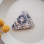 ブルーグレーが爽やかなインド刺繍ぱっちんぴん