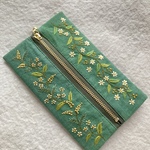 【再販】リネンと刺繍の野の花のファスナー付小物入れ　スクエア型2