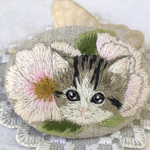 「ピンクのお花と猫」刺繍ブローチ
