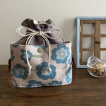 外ポケット付き巾着袋　持ち手付き　北欧デザインフラワー　みずいろ