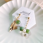 新作◇フォレストグリーン　春のリーフピアス／イヤリング　アシメピアス　揺れるピアス　揺れるイヤリング　葉っぱ　スズ丸　パール　