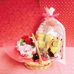 黒猫付きの陶器にアレンジした赤い薔薇のプリザーブドフラワーと焼き菓子５袋（ネコのマドレーヌと肉球のマドレーヌ）のギフトセット♪(*^▽^*)