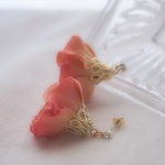 一粒クリスタルのお花ピアス（オレンジ）