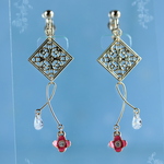 揺れる　お花のイヤリング