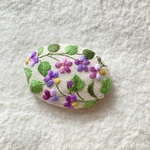 【再販×2】コットンリネンと刺繍のスミレのヘアゴム orブローチ　ブラック