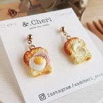 【お耳飾り】目玉焼きのトーストピアス/イヤリング(食パンピアス、ご褒美、誕生日、プレゼント)