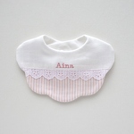 「Aina」ちゃんスタイ　お名前刺繍済み　商品です！
