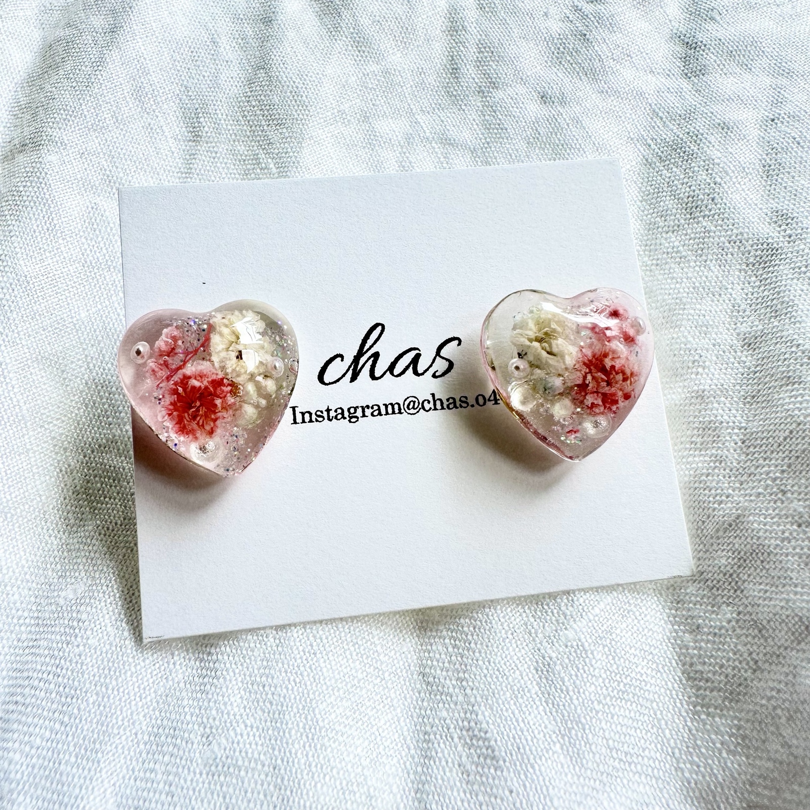 クリアなピンクかすみ草ハートレジンピアス イヤリング - chas