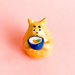 きつねうどんのつゆを飲むねこのリングスタンド