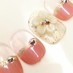 人気くすみピンクのフレンチネイル♡エンボスのお花のポイント