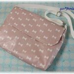 キッズ用ラミネート横長ショルダーバッグ（レインコートバッグ）☆くすみピンクのリボン柄