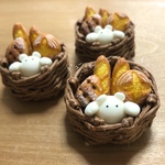 ハードパンのカゴに紛れ込んだ白田さん 