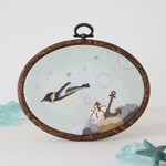 刺繍ファブリックパネル　海を泳ぐ皇帝ペンギン　約11.5×15㎝の刺しゅう枠