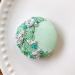 刺繍くるみボタン（ヘアゴム/ブローチ）