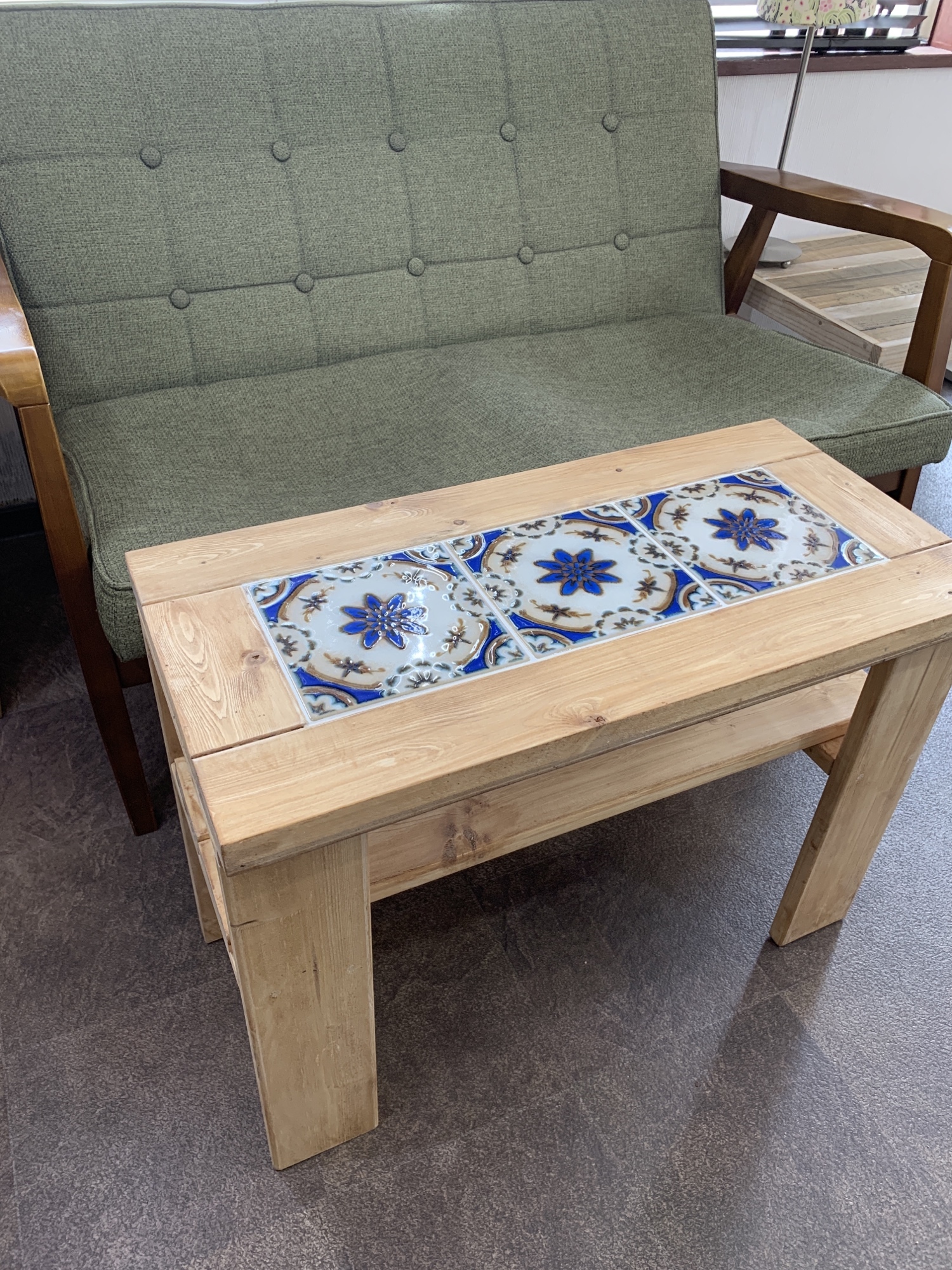 鮮やかなサファイアブルーのレトロ柄タイルカフェテーブル - 806BASE