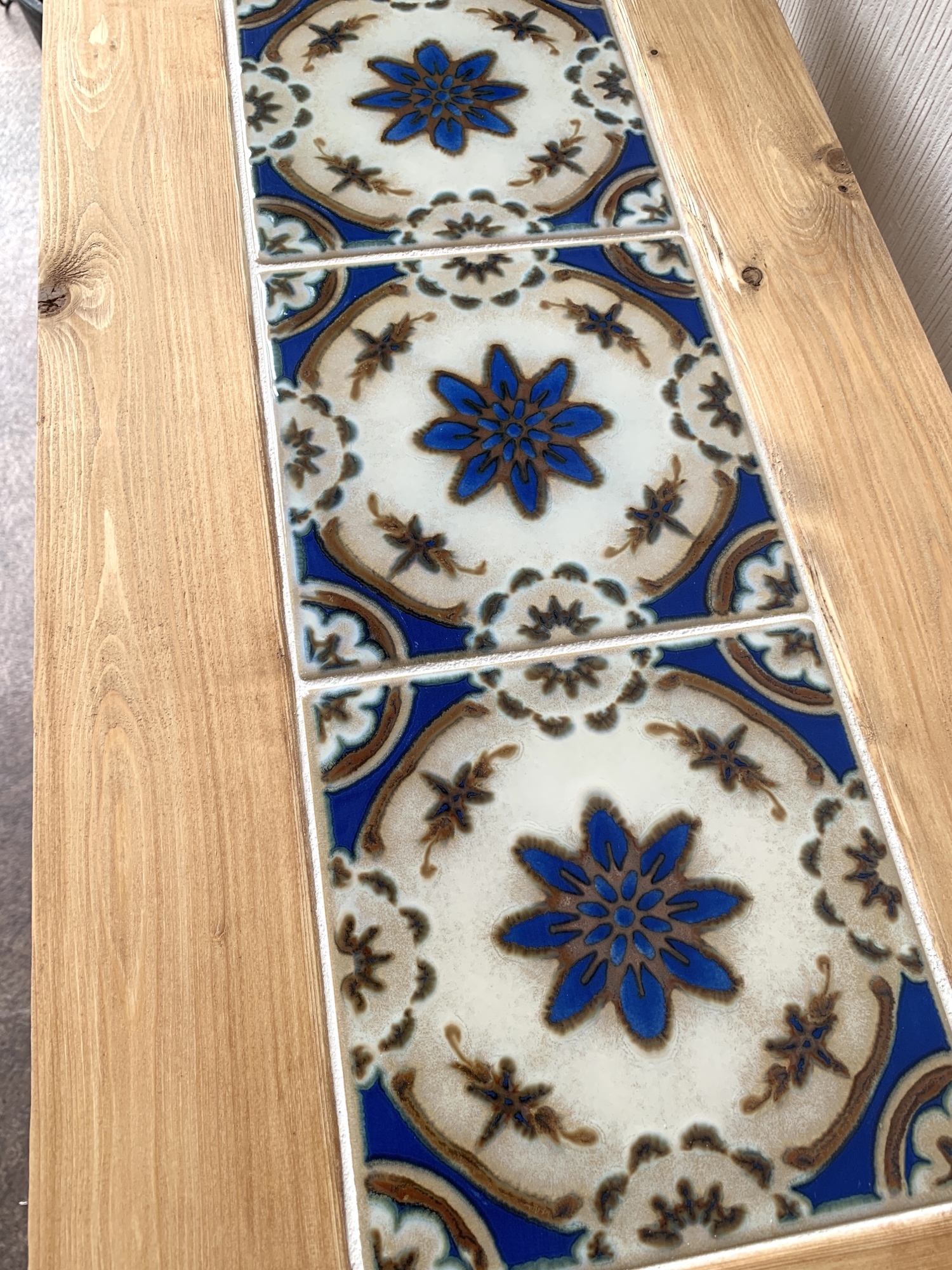 鮮やかなサファイアブルーのレトロ柄タイルカフェテーブル 鮮やかなサファイアブルーのレトロ柄タイルカフェテーブル - 806BASE