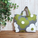 A4サイズの手提げトート　たっぷり入る　大容量　ミディアムサイズ　北欧柄　北欧調フラワー　花柄