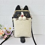 手編みニットのかわいいハチワレネコちゃんの　がま口のスマホポシェット（ゴールドアイズ）