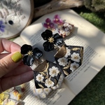 ブラックフラワー　刺繍タッセル
