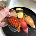 こぼれ落ちるいくら　お寿司のキーホルダー
