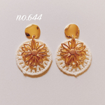 no.644 ラウンド 刺繍ワッペン ベージュ フラワー ピアス、イヤリング