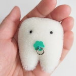 ②グリーンのおしゃぶりをした歯の妖精、乳歯ちゃん　ブローチ　babytooth toothfairy