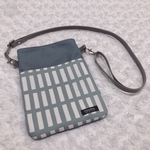 １５４２．大人可愛い　北欧　ラティス柄　スマホショルダー　くすみブルー　スマホ用ポシェット　スマホ用ポーチ　再販