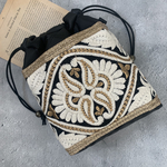 長財布や500mlのペットボトルも入る！とっても軽いインド刺繍巾着バック