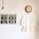 軽やかパフスリーブのclassicalハイネックブラウス/白色